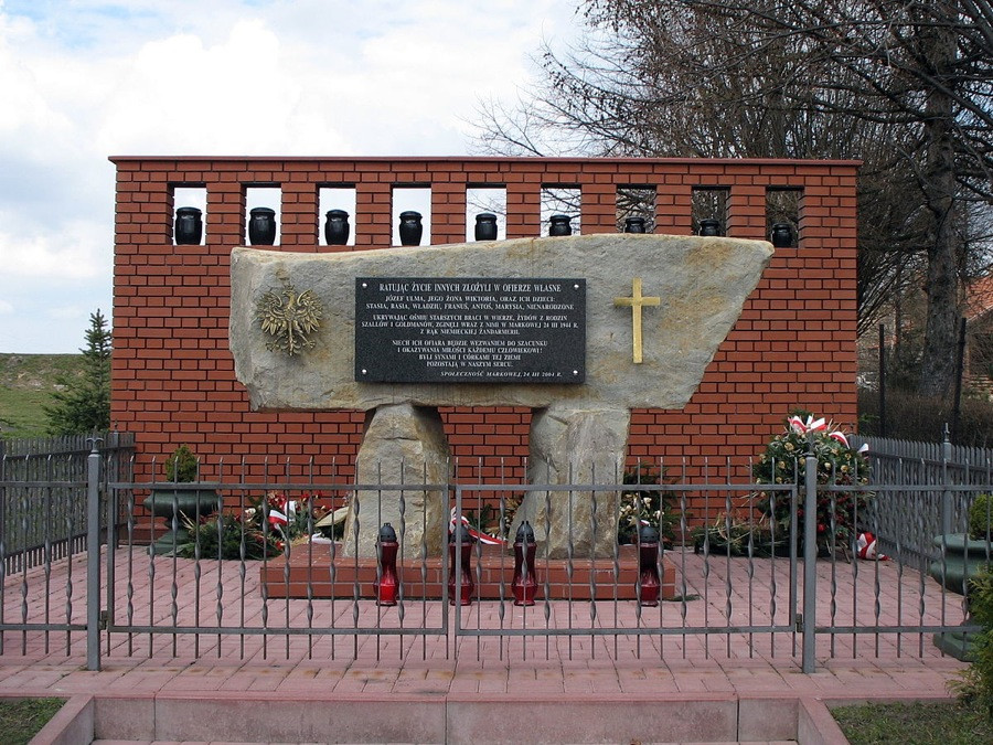 Памятник на месте убийства семьи Ульмов