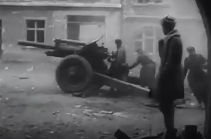 Кадры кинохроники. Красноармейцы ведут бой на улицах оккупированного немцами города Познань