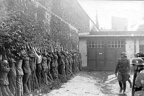 Работники почтового отделения Гданьск 1 после капитуляции