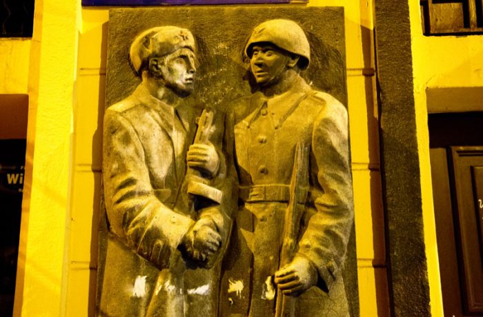Познань. Советский и польский солдат. Барельеф в центре города
